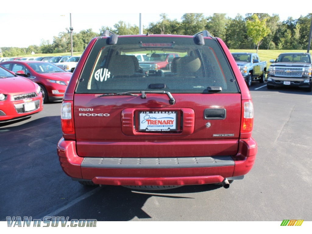 2004 Rodeo S 4WD - Excessive Red Mica / Beige photo #6