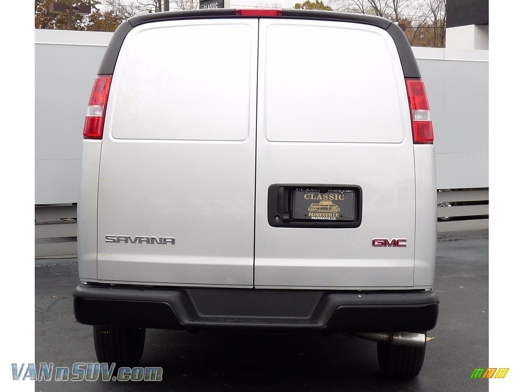 2017 Savana Van 3500 Cargo - Quicksilver Metallic / Medium Pewter photo #3 2017 Savana Van 3500 Cargo - Quicksilver Metallic / Medium Pewter photo #3