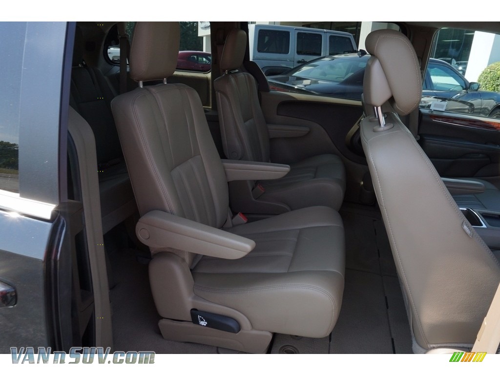 2016 Town & Country Touring - Brilliant Black Crystal Pearl / Dark Frost Beige/Medium Frost Beige photo #17