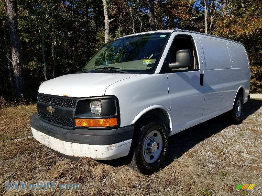 Summit White / Medium Pewter Chevrolet Express 2500 Cargo Van