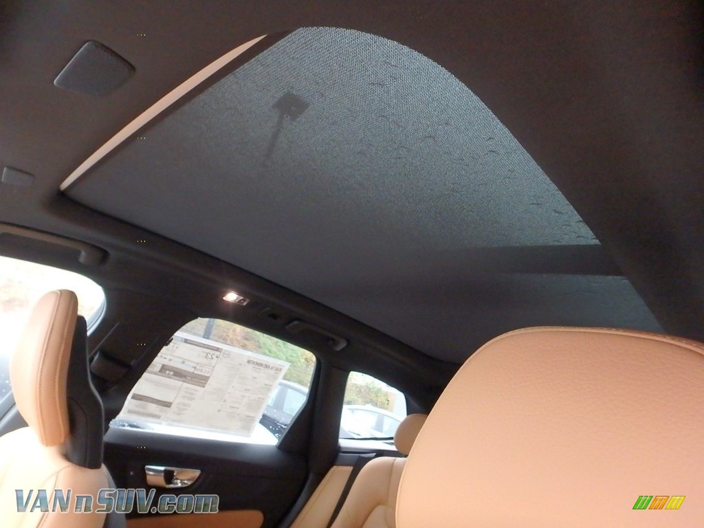 2018 XC60 T6 AWD Momentum - Ice White / Amber photo #11