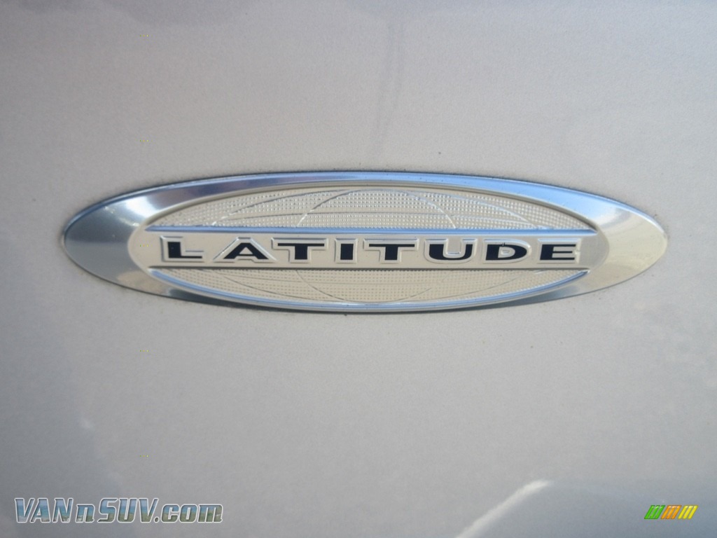 2011 Patriot Latitude X 4x4 - Bright Silver Metallic / Dark Slate Gray/Light Pebble photo #12