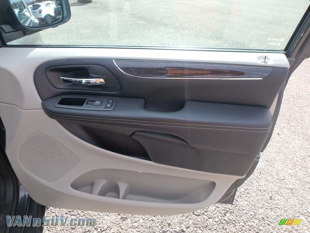 2012 Town & Country Touring - L - Dark Charcoal Pearl / Black/Light Graystone photo #7