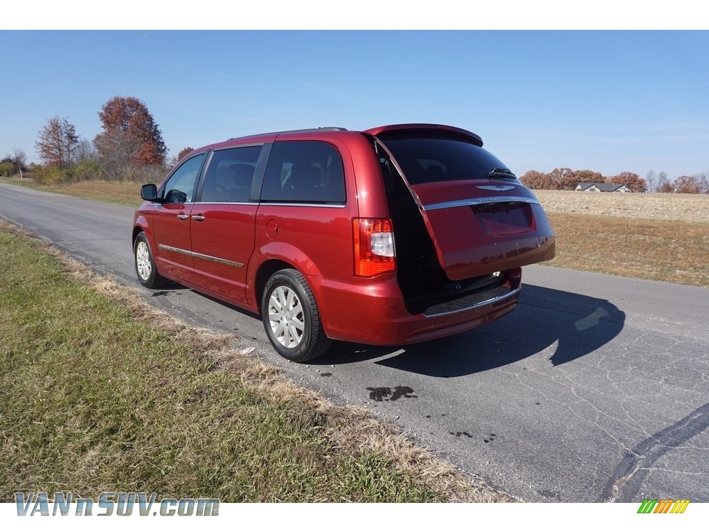 2016 Town & Country Touring - Deep Cherry Red Crystal Pearl / Black/Light Graystone photo #35