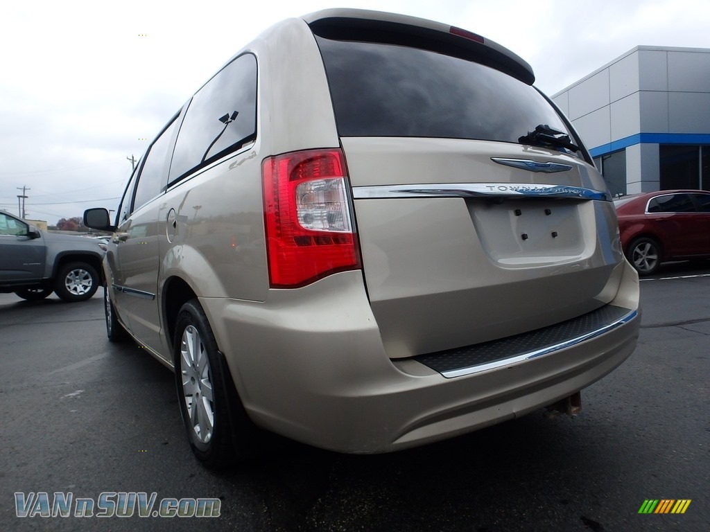 2012 Town & Country Touring - Cashmere Pearl / Dark Frost Beige/Medium Frost Beige photo #5