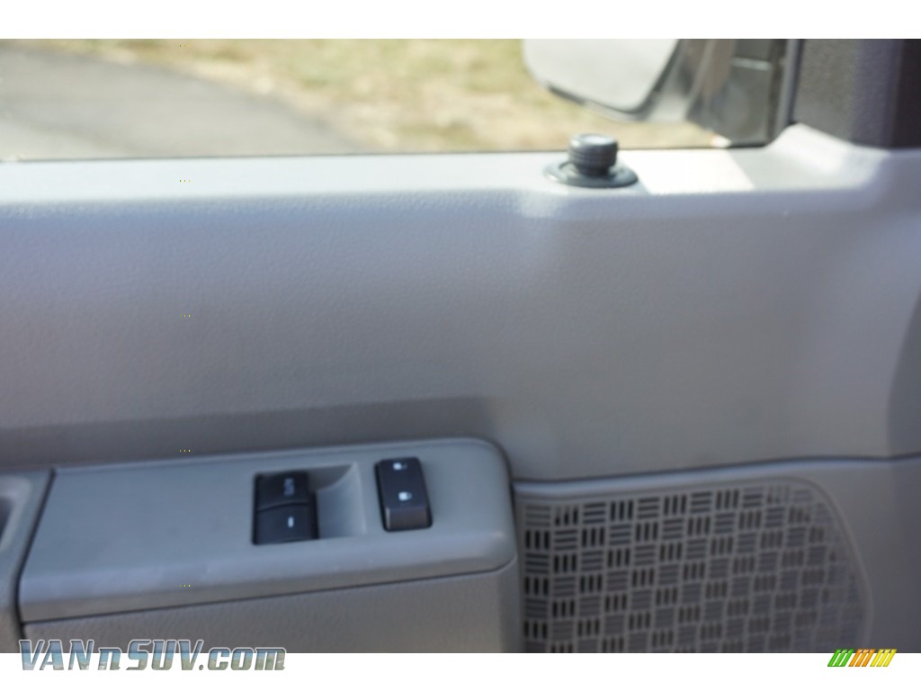 2011 E Series Van E250 Commercial - Oxford White / Medium Flint photo #19