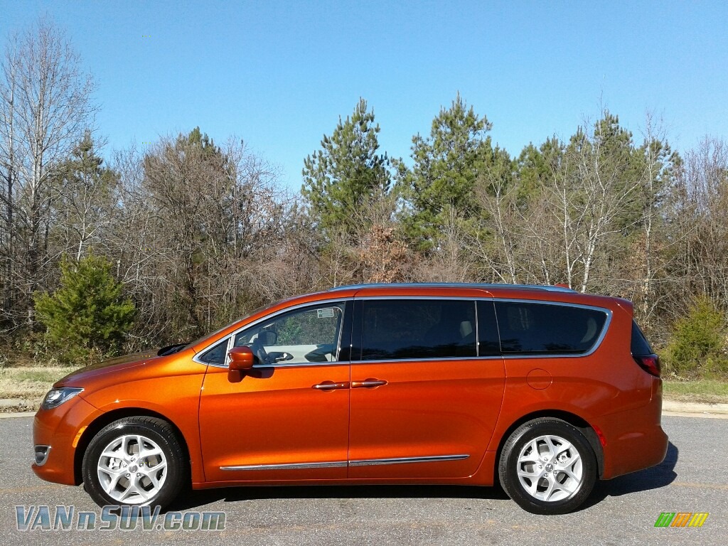 Copper Pearl / Cognac/Alloy/Toffee Chrysler Pacifica Touring L