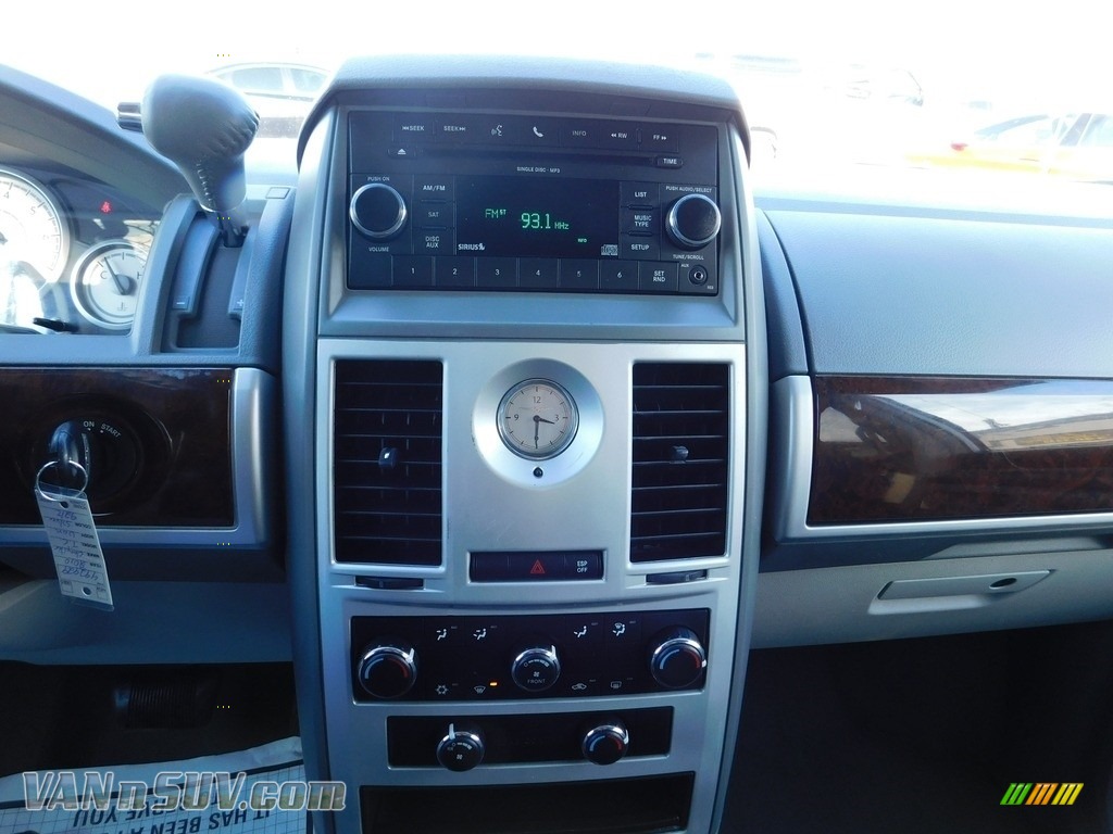 2010 Town & Country Touring - Bright Silver Metallic / Dark Slate Gray/Light Shale photo #36