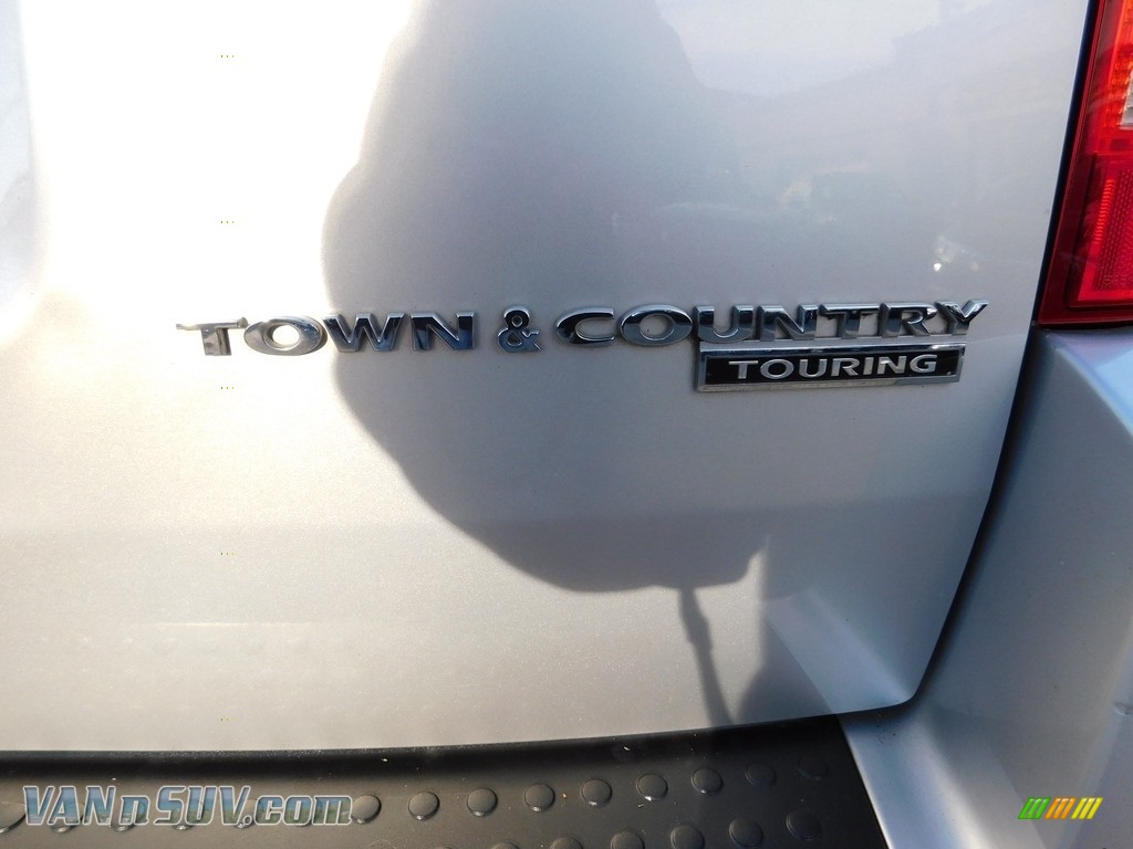 2010 Town & Country Touring - Bright Silver Metallic / Dark Slate Gray/Light Shale photo #45