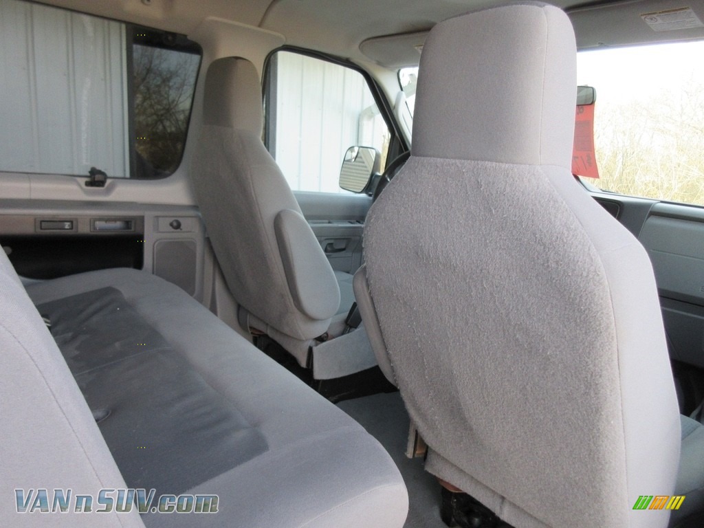 2010 E Series Van E350 XLT Passenger - Oxford White / Medium Flint photo #23