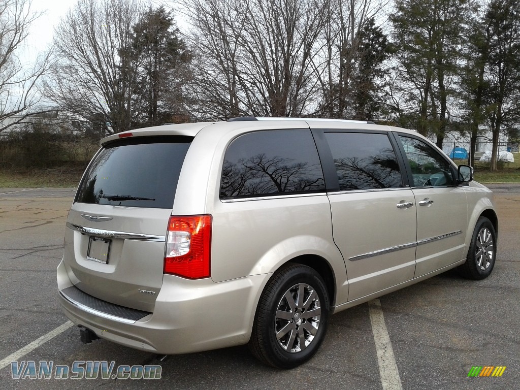 2013 Town & Country Limited - Cashmere Pearl / Dark Frost Beige/Medium Frost Beige photo #6