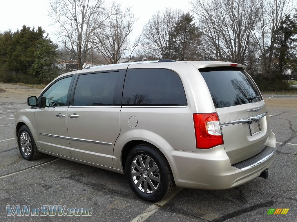 2013 Town & Country Limited - Cashmere Pearl / Dark Frost Beige/Medium Frost Beige photo #8