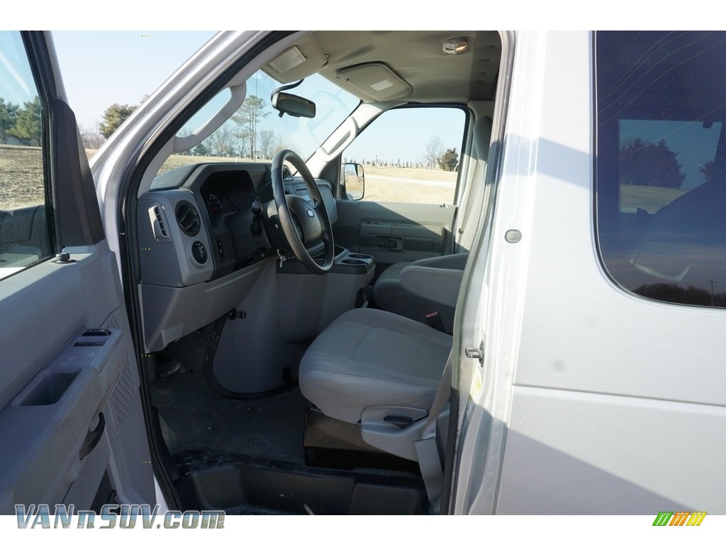 2011 E Series Van E350 XLT Passenger - Ingot Silver Metallic / Medium Flint photo #27
