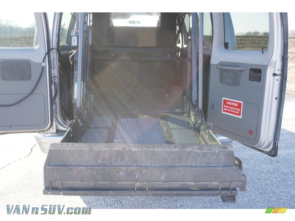 2011 E Series Van E350 XLT Passenger - Ingot Silver Metallic / Medium Flint photo #40