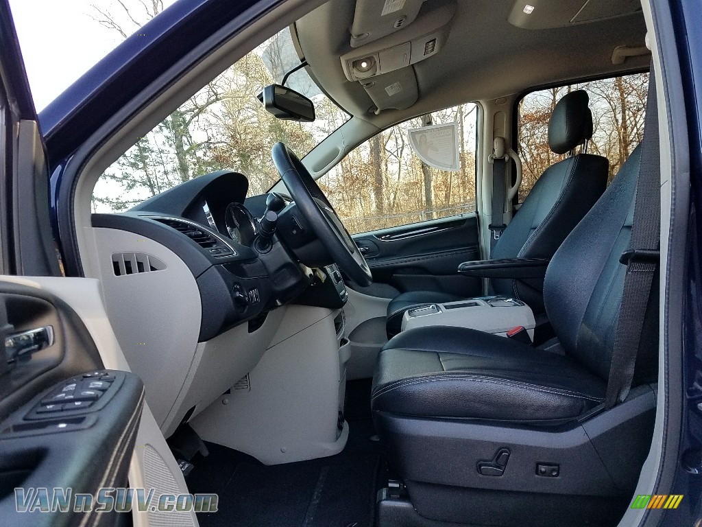 2016 Town & Country Touring - True Blue Pearl / Black/Light Graystone photo #20