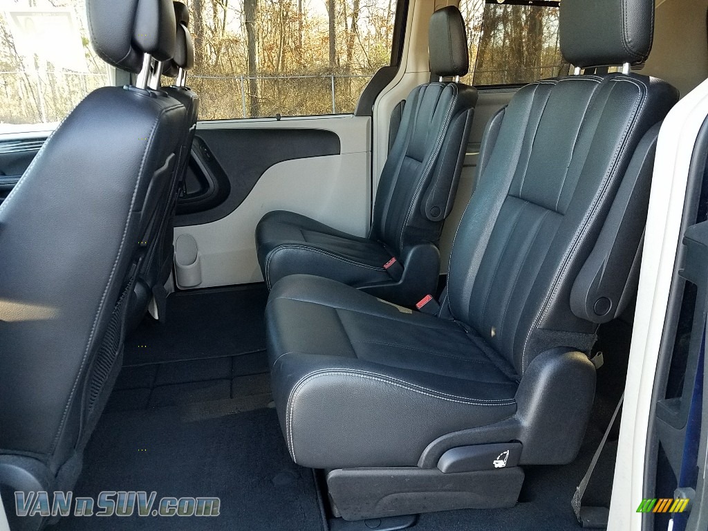 2016 Town & Country Touring - True Blue Pearl / Black/Light Graystone photo #22