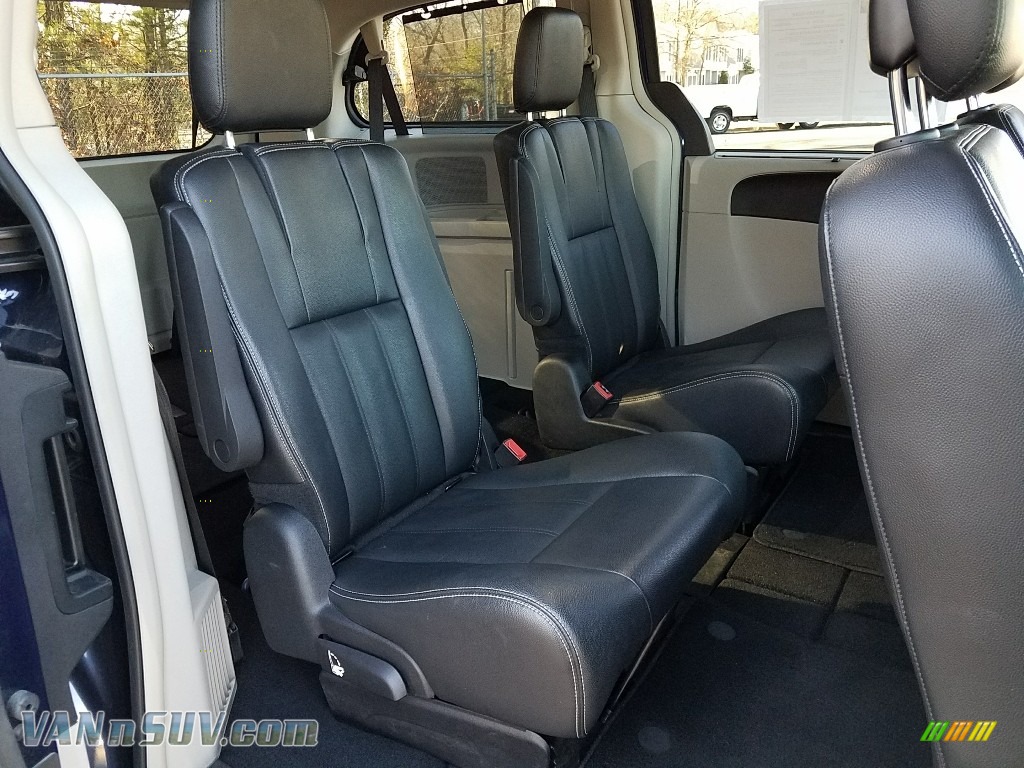 2016 Town & Country Touring - True Blue Pearl / Black/Light Graystone photo #25