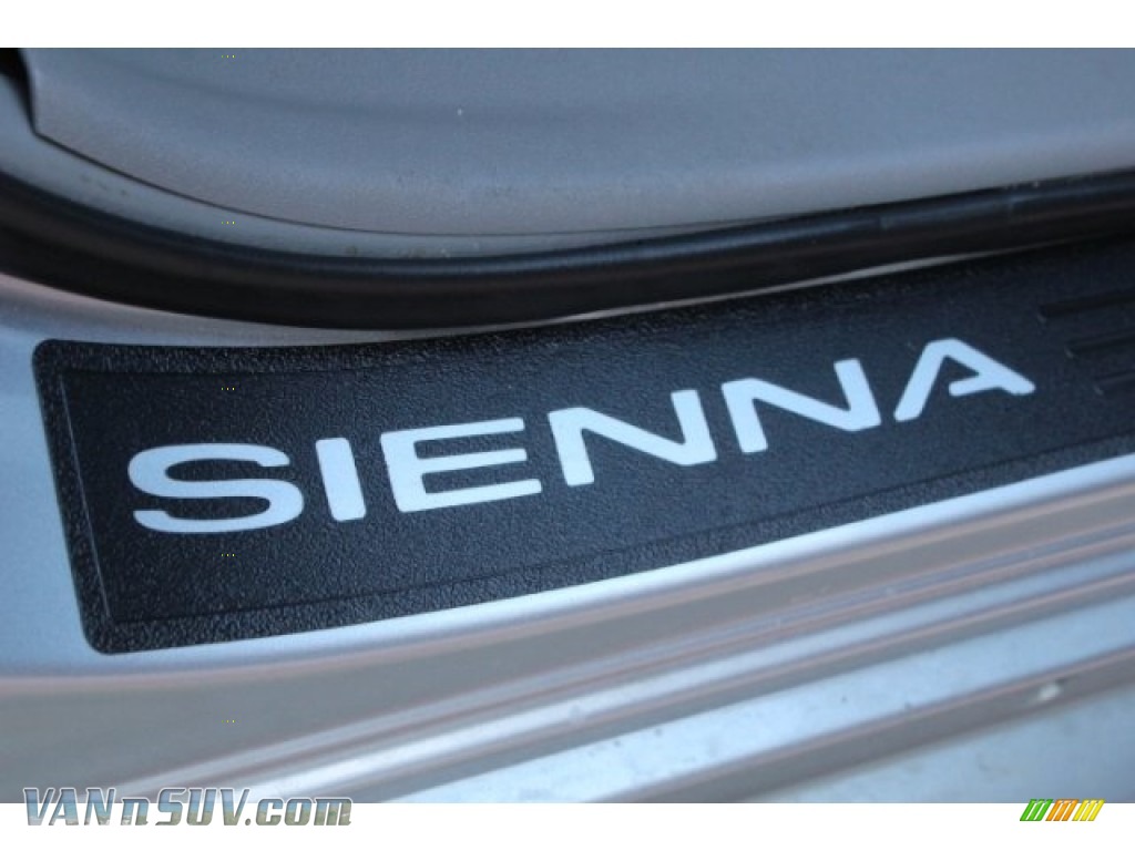 2011 Sienna XLE - Silver Sky Metallic / Light Gray photo #35