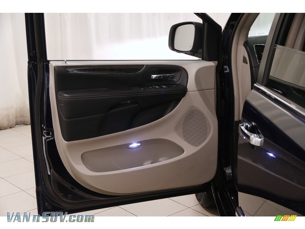 2015 Town & Country Touring - True Blue Pearl / Black/Light Graystone photo #4