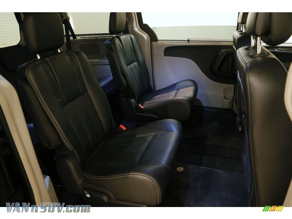 2015 Town & Country Touring - True Blue Pearl / Black/Light Graystone photo #16