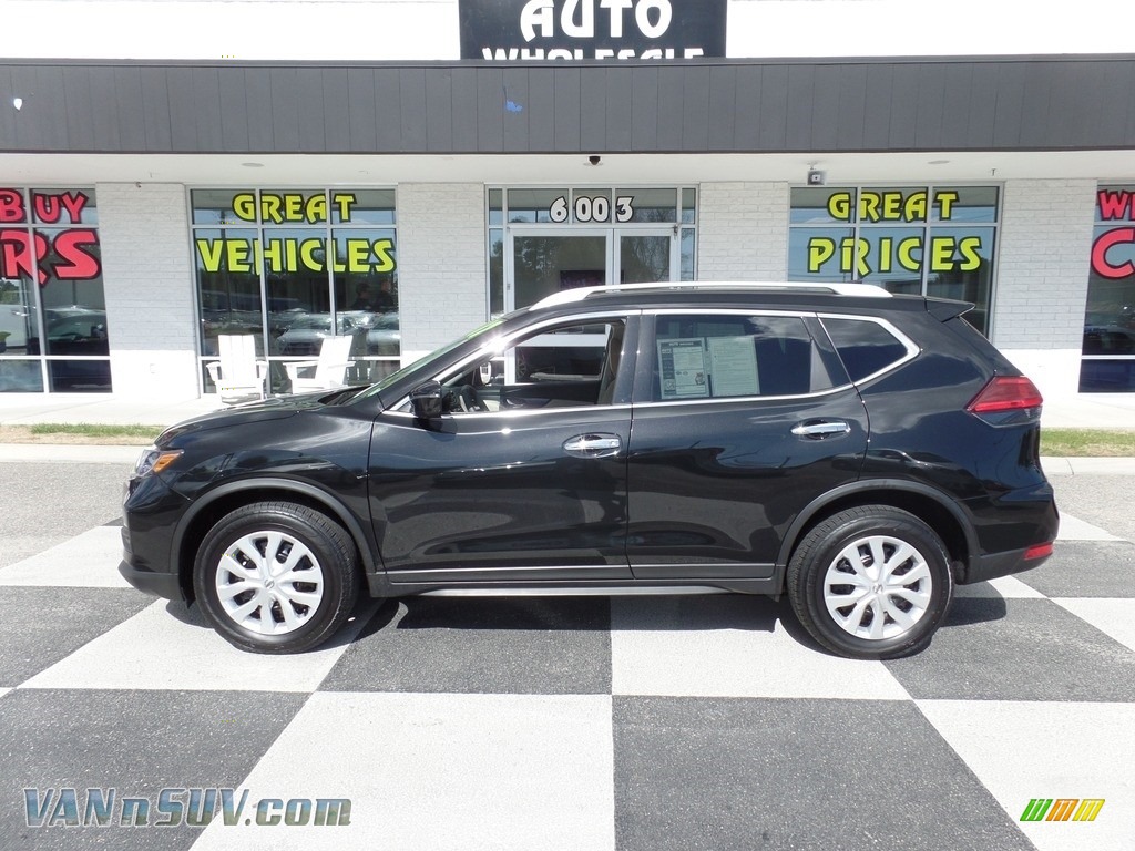 Magnetic Black / Almond Nissan Rogue S
