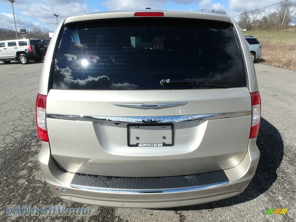 2013 Town & Country Touring - L - Cashmere Pearl / Dark Frost Beige/Medium Frost Beige photo #10