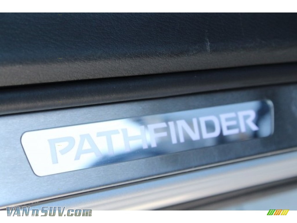 2017 Pathfinder Platinum - Brilliant Silver / Charcoal photo #39