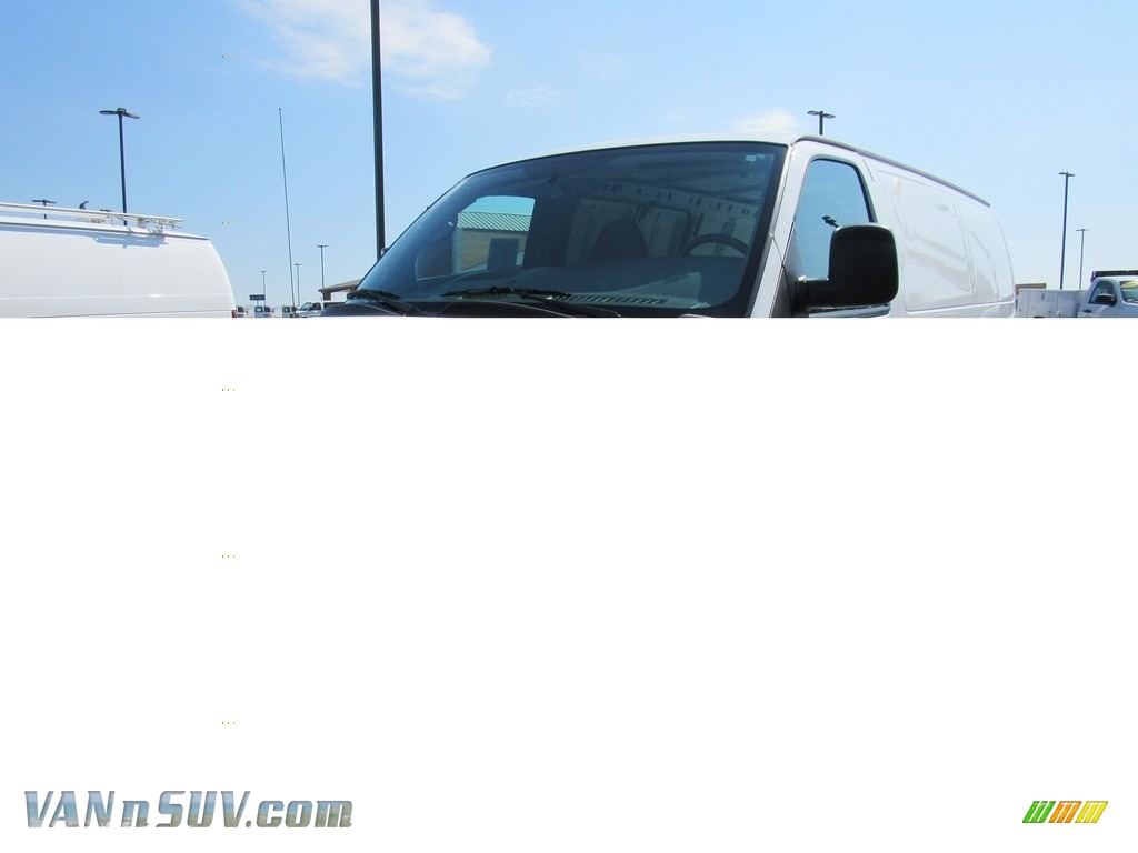 Summit White / Medium Pewter Chevrolet Express 1500 Cargo WT