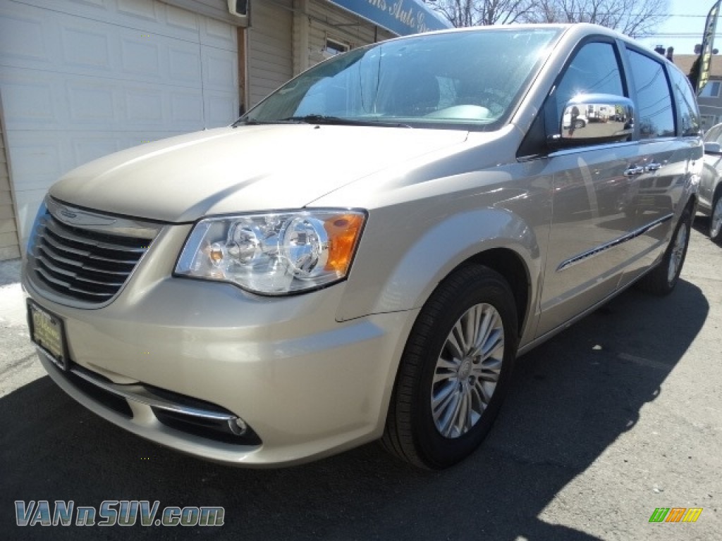 2015 Town & Country Touring-L - Cashmere/Sandstone Pearl / Black/Light Graystone photo #3