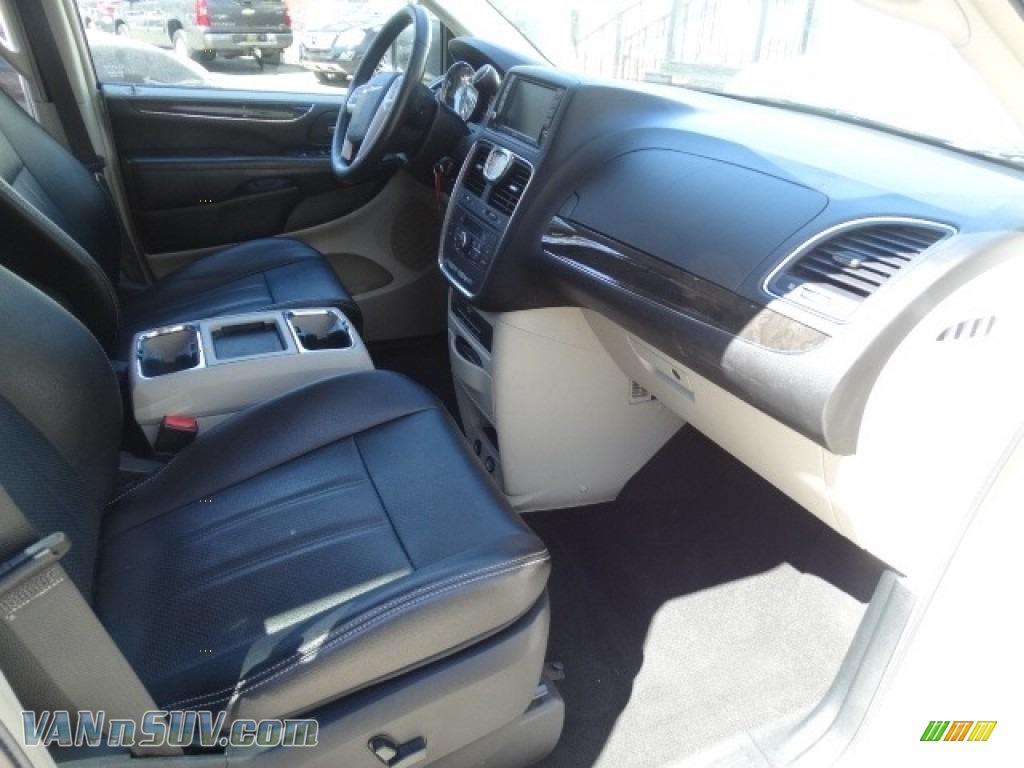 2015 Town & Country Touring-L - Cashmere/Sandstone Pearl / Black/Light Graystone photo #17