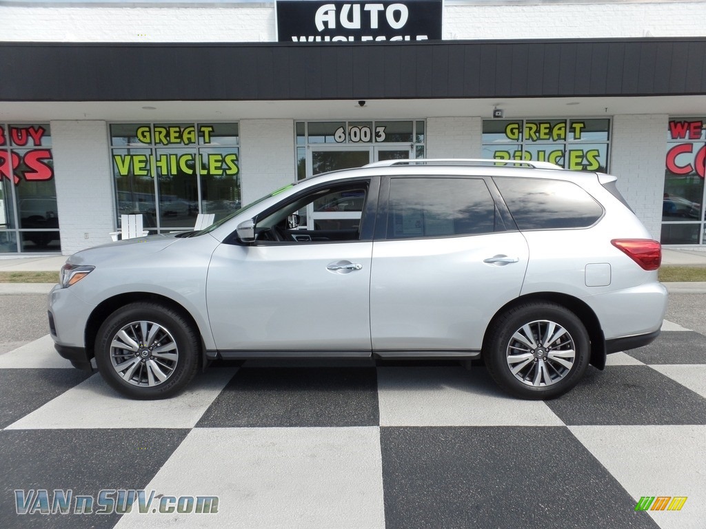 Brilliant Silver / Charcoal Nissan Pathfinder S 4x4