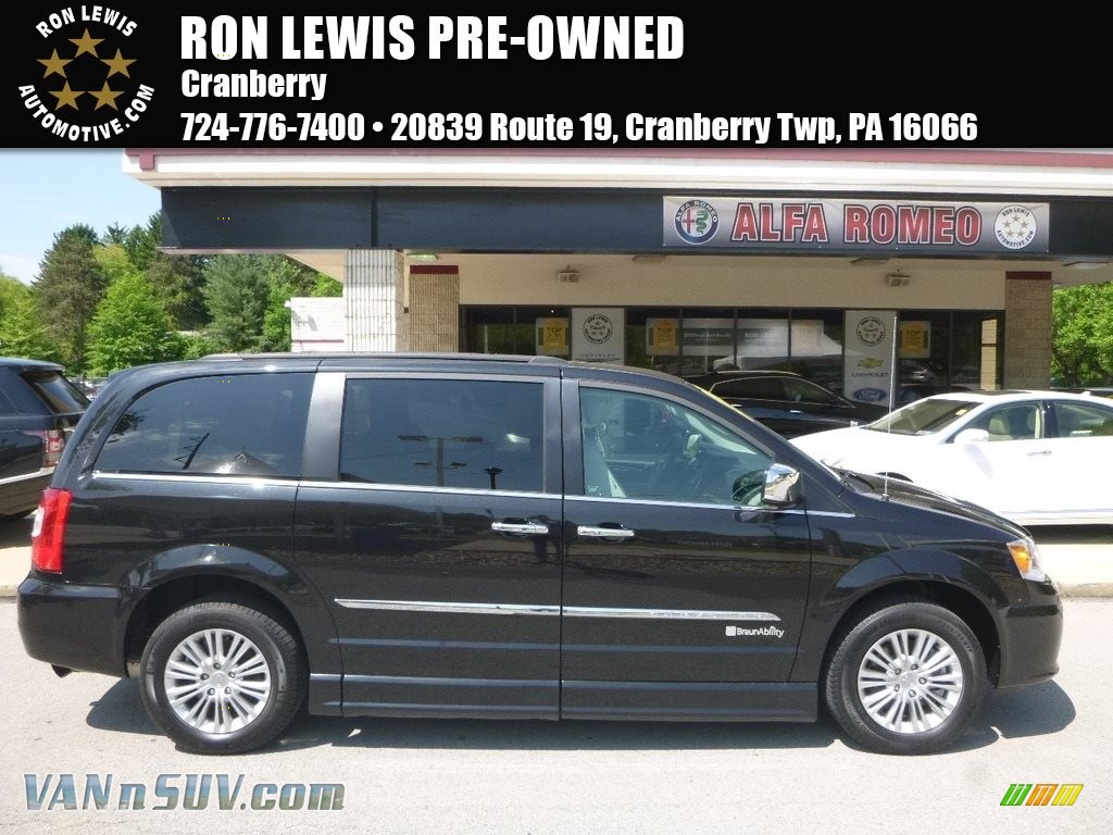 Brilliant Black Crystal Pearl / Black/Light Graystone Chrysler Town & Country Touring-L