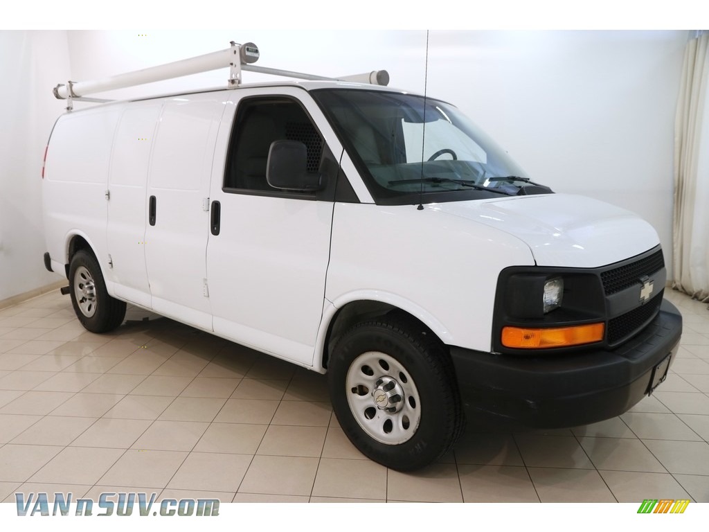 Summit White / Medium Pewter Chevrolet Express 1500 Cargo Van
