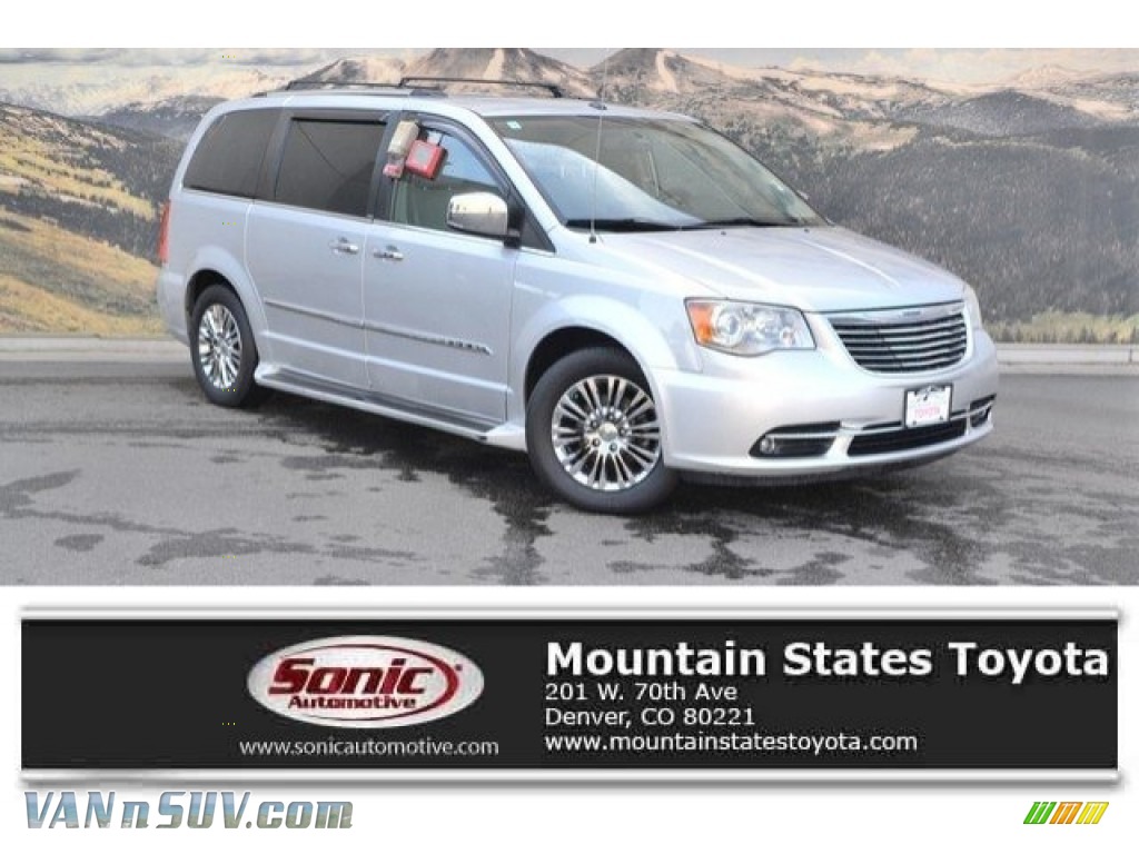 Bright Silver Metallic / Black/Light Graystone Chrysler Town & Country Limited