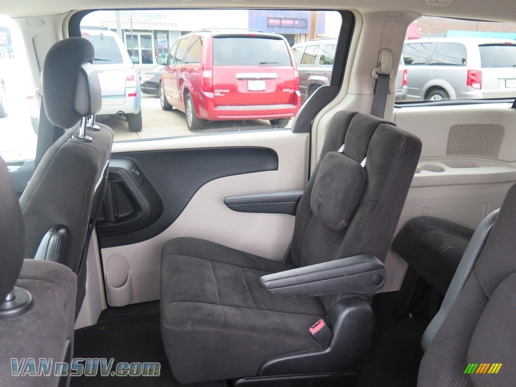 2012 Town & Country Touring - Brilliant Black Crystal Pearl / Black/Light Graystone photo #18