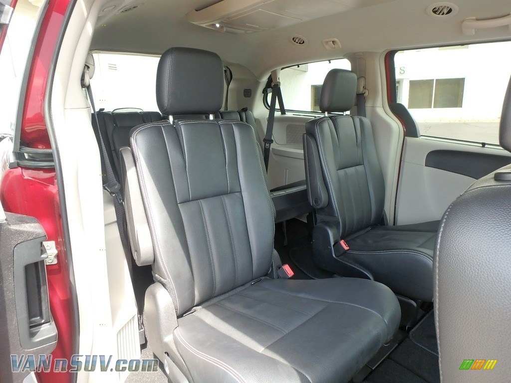 2015 Town & Country Touring - Deep Cherry Red Crystal Pearl / Black/Light Graystone photo #8