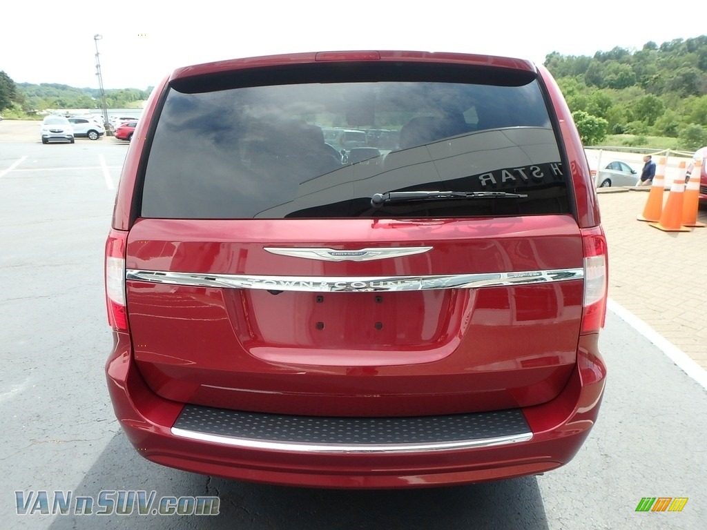 2015 Town & Country Touring - Deep Cherry Red Crystal Pearl / Black/Light Graystone photo #10