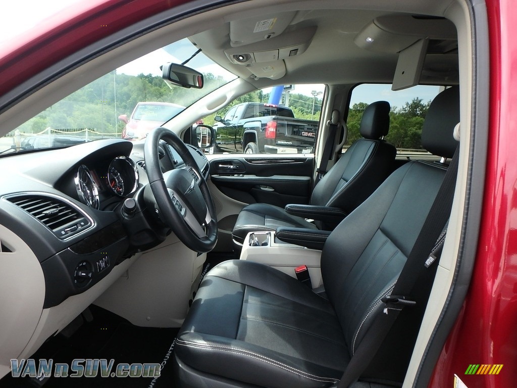 2015 Town & Country Touring - Deep Cherry Red Crystal Pearl / Black/Light Graystone photo #16
