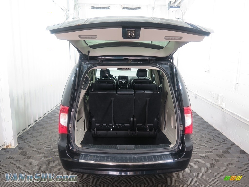 2012 Town & Country Touring - Brilliant Black Crystal Pearl / Black/Light Graystone photo #24