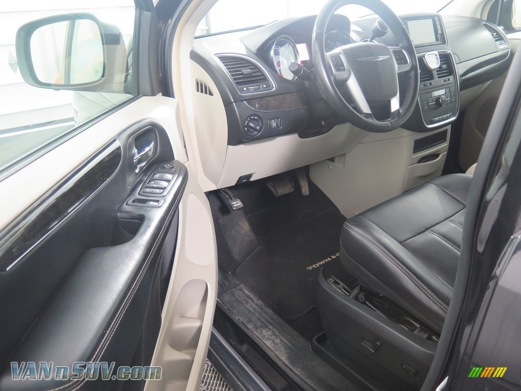 2012 Town & Country Touring - Brilliant Black Crystal Pearl / Black/Light Graystone photo #26