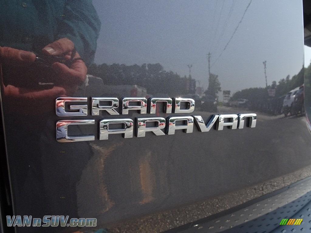 2018 Grand Caravan SE - Granite Pearl / Black photo #16