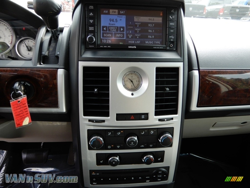 2010 Town & Country Touring - Brilliant Black Crystal Pearl / Dark Slate Gray/Light Shale photo #19