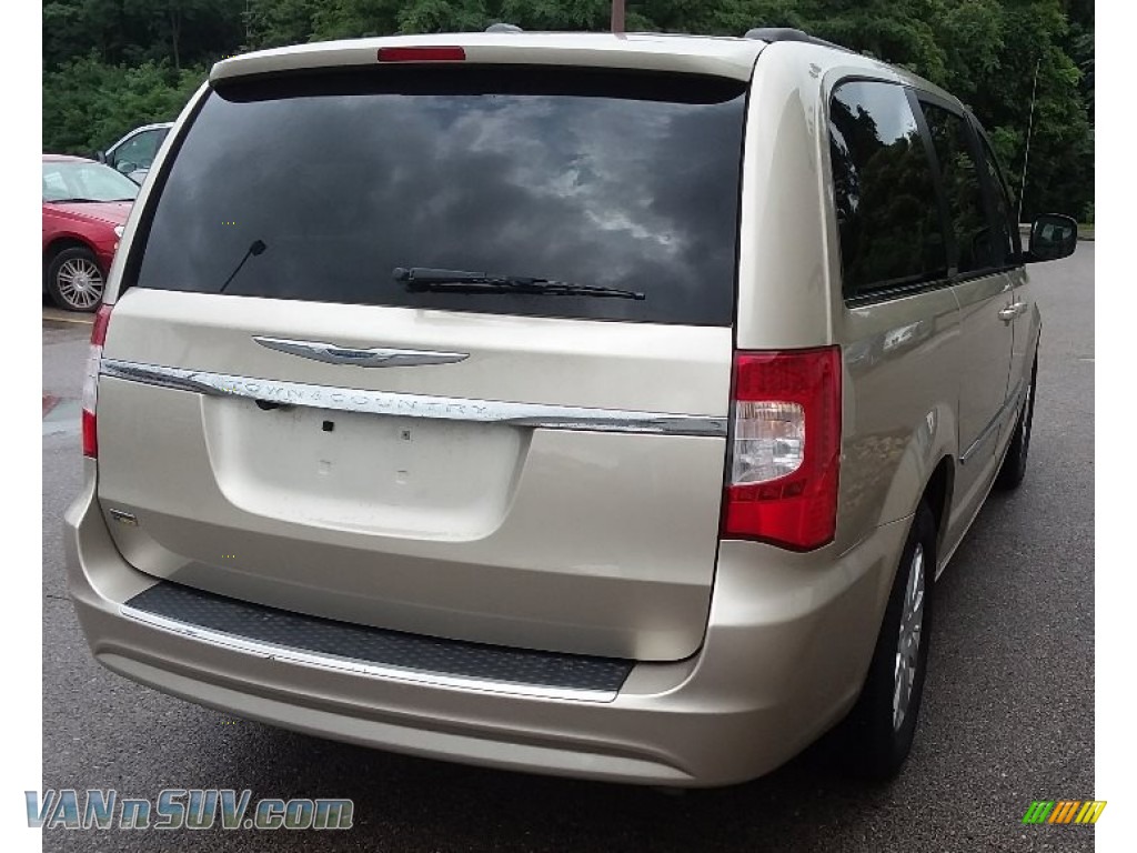2014 Town & Country Touring - Cashmere Pearl / Black/Light Graystone photo #3