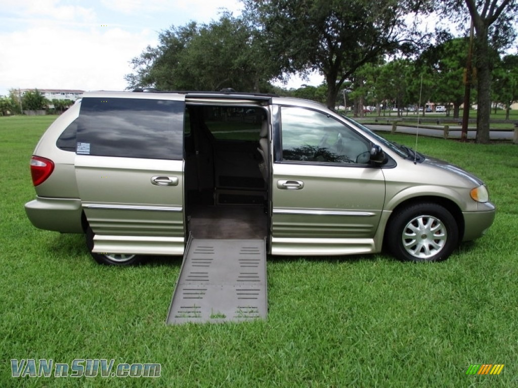 2003 Town & Country LXi - Light Almond Pearl / Taupe photo #3