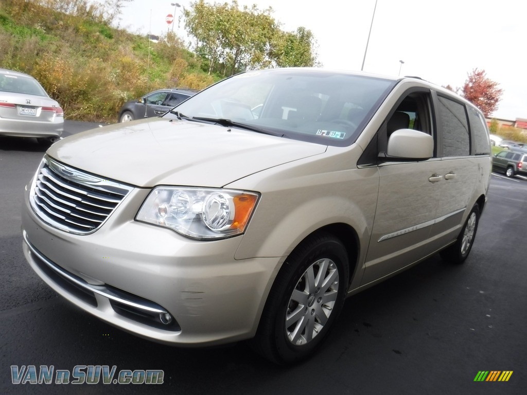 2013 Town & Country Touring - Cashmere Pearl / Dark Frost Beige/Medium Frost Beige photo #6