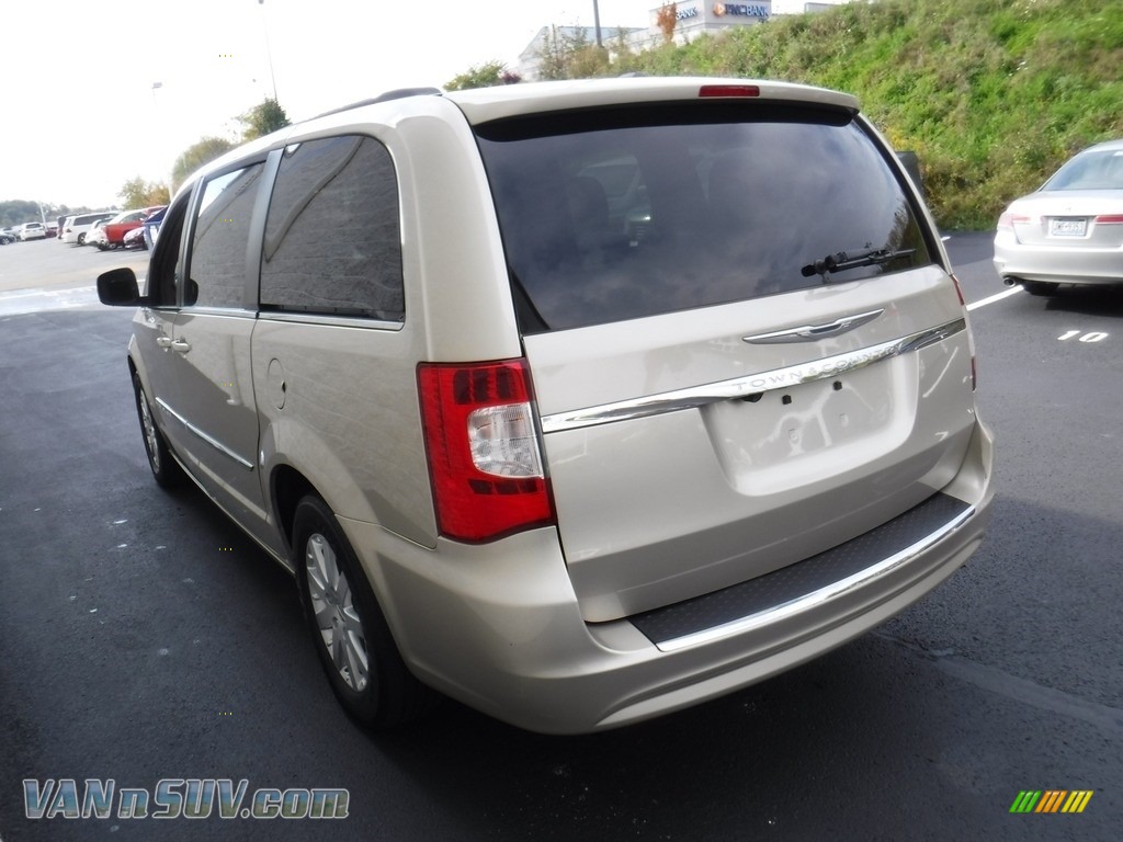 2013 Town & Country Touring - Cashmere Pearl / Dark Frost Beige/Medium Frost Beige photo #7