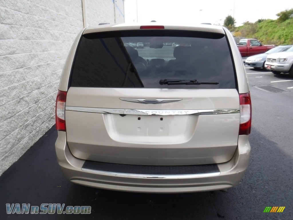 2013 Town & Country Touring - Cashmere Pearl / Dark Frost Beige/Medium Frost Beige photo #8