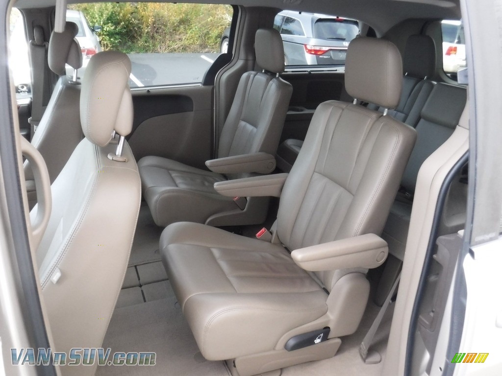 2013 Town & Country Touring - Cashmere Pearl / Dark Frost Beige/Medium Frost Beige photo #24
