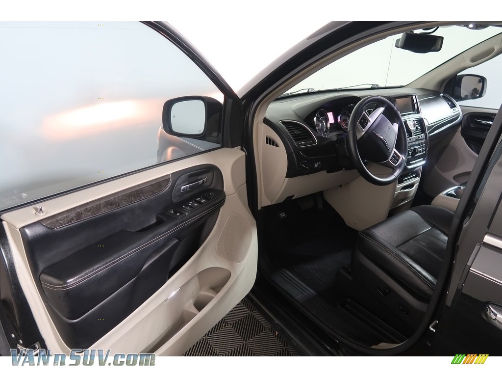 2015 Town & Country Touring-L - Brilliant Black Crystal Pearl / Black/Light Graystone photo #40