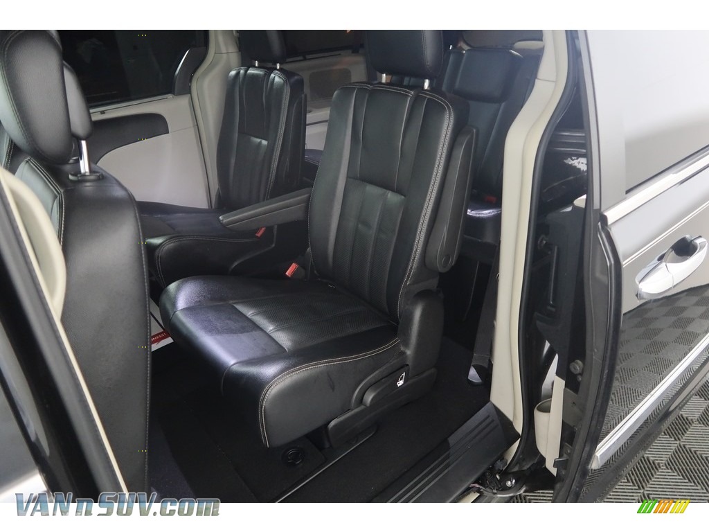 2015 Town & Country Touring-L - Brilliant Black Crystal Pearl / Black/Light Graystone photo #41